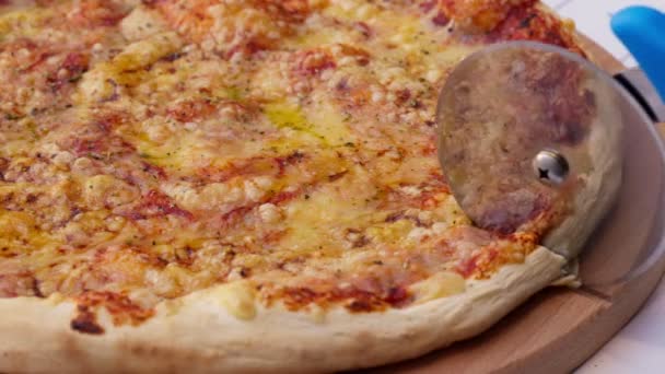Cortando Pizza Margherita Con Cuchillo Cortador Redondo Primer Plano Cortar — Vídeos de Stock