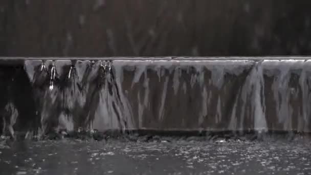 Detailní Záběr Vody Stékající Schodů Záplavy Městě Vodopád Fontáně Nekontrolovaná — Stock video