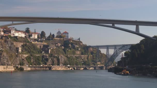 ドゥーロ川とポルトガル ポルトガルの2つの部分を接続する橋 輸送コンセプト — ストック動画