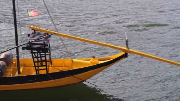 Sarı Botun Pruvası Porto Portekiz Limanında Eski Ahşap Tekne Yavaşça — Stok video