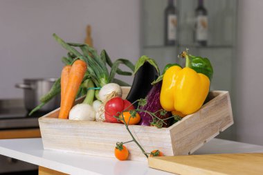 Taze sebzelerle dolu tahta kutu..