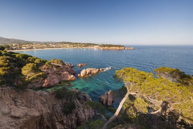 Saint Agaro, Costa Brava, İspanya 'daki Sant Pol plajı manzarası.