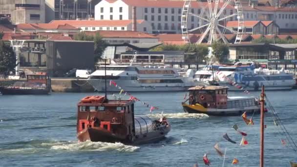 ポルト ポルトガル October 26Th 2019 ラベロボートは 観光客とドゥロ川を下る バックグラウンドのヴィラノヴァ ガイアの街 — ストック動画
