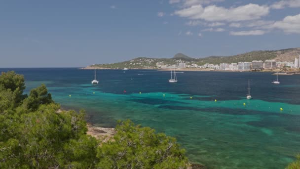 帆船停泊在梦幻湾与碧绿透明的水 西班牙Ibiza岛 — 图库视频影像