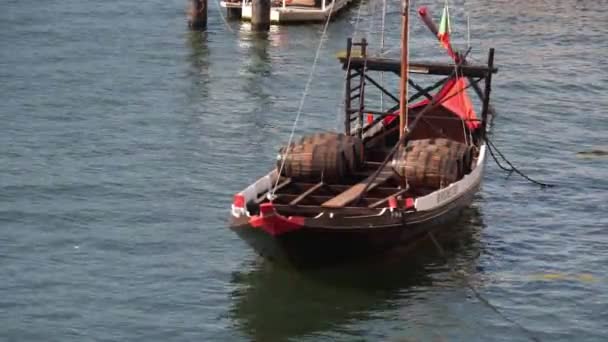 葡萄牙波尔图多罗河上一个港口的传统葡萄酒船 — 图库视频影像