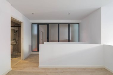 Banyoya açılan kapısı olan boş bir daire. Yenilenmiş dairede beyaz ve temiz bir oda.