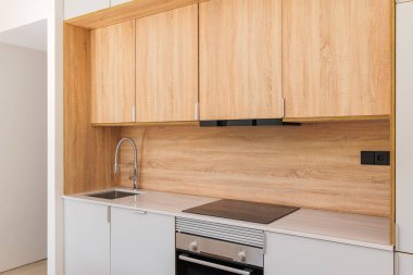 Ahşap dolaplarla, fırınla ve sobayla modern mutfak içi..