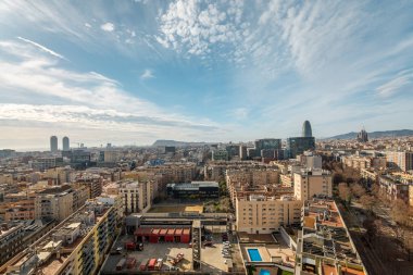 Barcelona 'nın panoramik görüntüsü ufka kadar uzanıyor. Bulutlu gökyüzünün altında eski ve modern şehirlerdeki farklı yıllardan binaların birleşimi. Kentsel yaşam tarzı