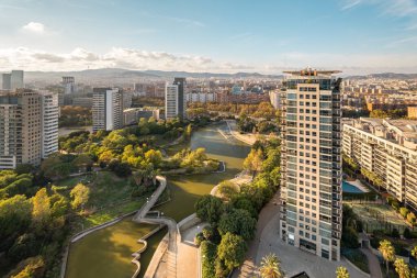 Güzel panoramik kuşlar, İspanya 'nın Barselona şehrinde uzun evleri ve güneşli yaz günlerinde su kanalı olan Diagonal Mar yerleşim bölgesini görüyorlar. Gelişmiş altyapı ve parklara sahip bir alan