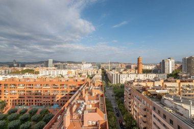 Poblenou 'nun manzarası, eski sanayi bölgesi Barcelona, İspanya' nın kıyı bölgesindeki ağaçlar ve parklar ile modern bir mahalleye dönüştürüldü.