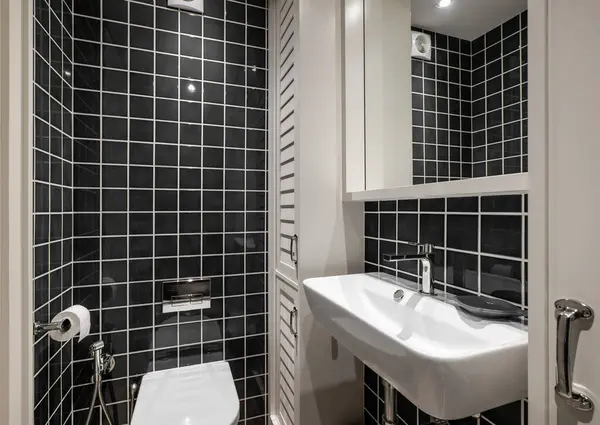 Mooie Badkamer Met Zwarte Glanzende Vierkante Tegels Witte Keramische Wastafel Rechtenvrije Stockafbeeldingen