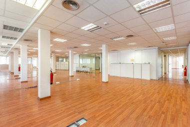 Bu terk edilmiş açık ofis, boş yeri ve mobilyası olmayan başarısız bir işin hatırlatıcısı. Bir zamanlar hareketli olan çevre şimdi unutulmuş ve ihmal edilmiş bir yer olarak duruyor.