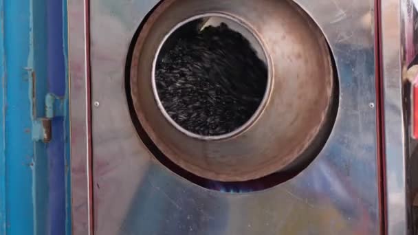 烘烤种子的设备 滚筒位于水平位置 在操作过程中围绕其轴线旋转 转速是可调的 种子在油炸过程中混合在一起 — 图库视频影像