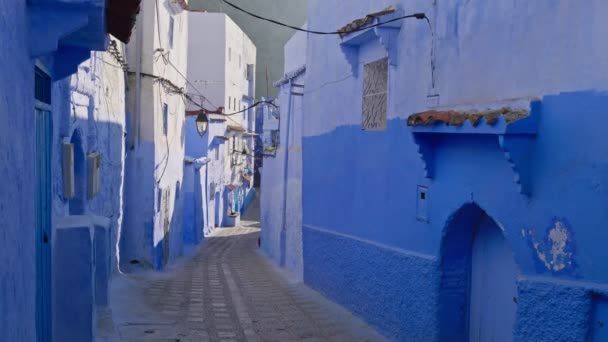 Niebieskie Miasto Chefchaouen Królestwie Maroka Wąskie Uliczki Fascynującą Starożytną Architekturą — Wideo stockowe