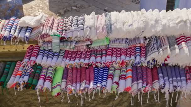Sprzedawca Uliczny Sprzedaje Ręcznie Robione Ręczniki Dywany Owczej Skóry Jasnych — Wideo stockowe