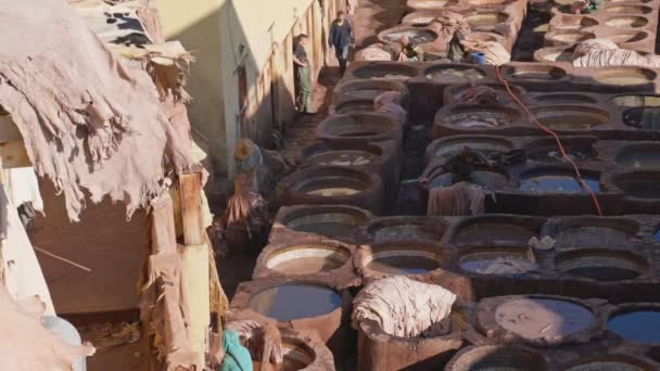 2023年1月5日 Fes Morocco 从开放天空下的旧城庭院皮革车间的屋顶上看 几十个石浴用天然染料手工染色皮革 — 图库视频影像