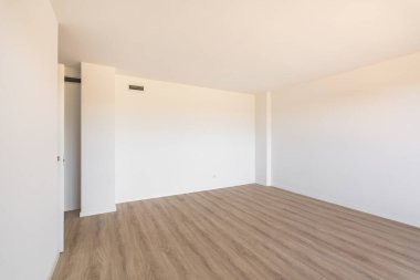 Duvarları ve tavanı tek bir renge boyanmış geniş bir oda. Yerde yüksek kaliteli ve pahalı bir ahşap kaplama var. Yatak odası ya da oturma odası için güzel doğal ışıklandırma.