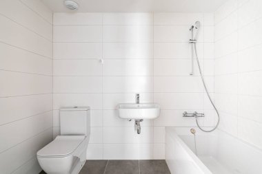 Havalı lavabosu olan bej renkli fayanslı modern banyo ve otelde ya da yeni bir dairede açık duş. Şık banyo kavramı ve doğal ışık kavramı..