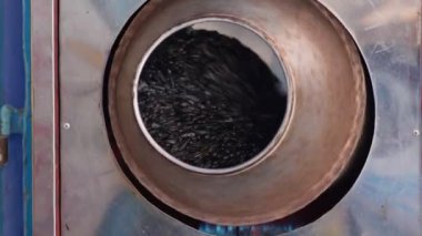 Kızaran tohumlar için ekipman, varil yatay olarak konumlandırılır ve işlem sırasında kendi ekseni etrafında döner. Dönüş hızı ayarlanabilir. Tohumlar kızartma işlemi sırasında karıştırılır