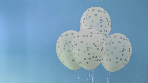 Białe Matowe Balony Abstrakcyjnym Wzorem Konfetti Każda Kula Jest Przytrzymywana — Wideo stockowe