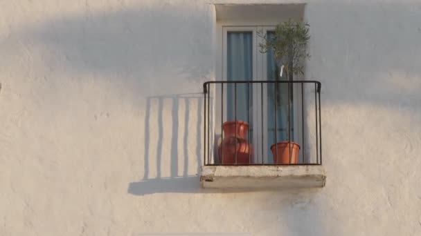 Osobliwy Balkon Czerwonymi Doniczkami Dodaje Odrobiny Koloru Białej Ściany — Wideo stockowe