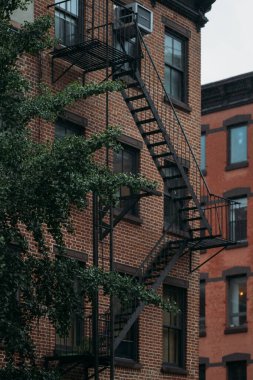 New York 'a yeni bir bakış. Yeşil yapraklı klasik tuğladan apartmanlar..