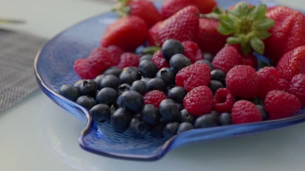 Colorful Selection Strawberries Blueberries Raspberries Textured Plate — Stockvideo
