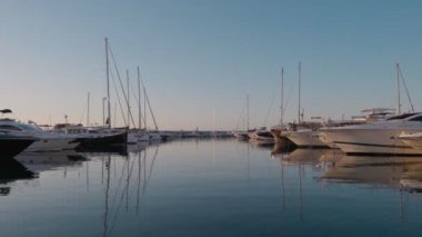 Sakin marina suları şafak vakti demirlemiş yatların yansımasını yakalıyor..