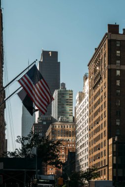 NYC 'nin şehir zemininde tek bir Amerikan bayrağı beliriyor.