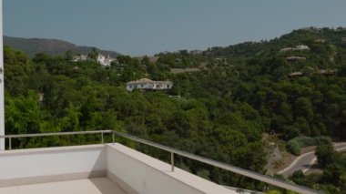 Uzak bir eve bakan bir balkon manzarayı yakalıyor..