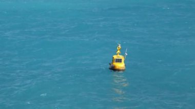Güneşli bir yaz gününde küçük bir kurtarma botu denizde dalgalar üzerinde sallanıyor. Devletin sınırlarında deniz koruması kavramı.