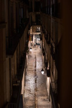 Gece atmosferik dar sokaklar loş sokak lambaları ve kaldırım taşı yollarıyla aydınlatılarak klasik bir şehir havası yaratılıyor..