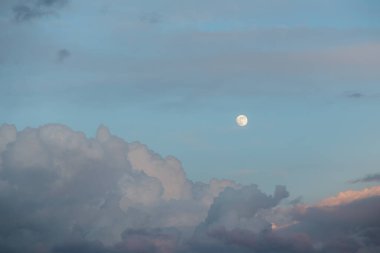 Şiddetli bulutlarla ay ışığı altında gökyüzü huzur ve doğal güzellik yayıyor..