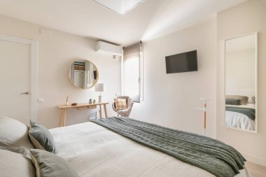 Çift kişilik yatağı, kozmetik masası ve ekolojik İskandinav kırsal bölgesinde aynaları olan geniş, rahat bir yatak odası. Genç bir aile için modern tasarım konsepti.