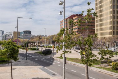 Sıcak bir Avrupa şehrinde güneşli bir yaz gününde oldukça gelişmiş konforlu yeni bir bina. Konut kredisi kavramı ve çocuklu aileler için rahat konut.