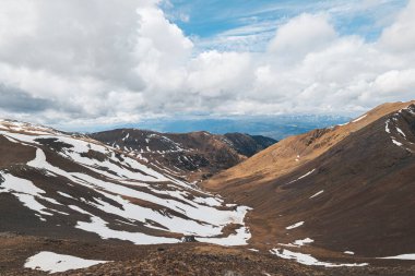 Pireneler 'de bir sonbahar günü bulutlu bir gökyüzünde sarp karlı dağ sıralarının çarpıcı panoramik manzarası. Aktif eğlence ve kayak için seyahat konsepti. Kopyalama alanı.