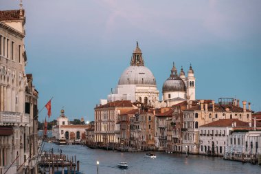 İtalya 'nın Dorsoduro Sestiere kentindeki Punta della Dogana' da sıcak bir yaz akşamında bulunan Roma Katolik kilisesi ve küçük bazilikasının büyüleyici görüntüsü. Kopyalama alanı.