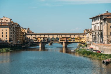 Güneşli bir yaz günü, İtalya 'nın Floransa kentindeki Arno Nehri üzerindeki Ponte de Vecchio köprüsünün muhteşem panoramik manzarası. Taş mimarisinin antik görüntüsü kavramı. Kopyalama alanı.