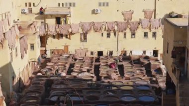 05 Ocak 2023, FES, MoroCCO: Farklı çözümlerle derin banyolarda bronzlaştırıcı deri. Deri ıslanır, temizlenir ve sonra hayvanların derileri düzleştirilir ve güneşte kurutulmak üzere iplere asılır.