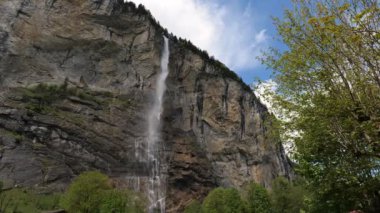 Görkemli bir şelale, İsviçre 'deki Lauterbrunnen Vadisi' nde dik bir uçurumdan aşağı dökülüyor.