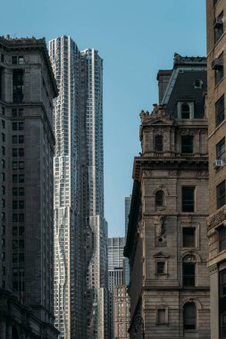 New York şehrinin gökdelen siluetinin çağdaş ve tarihi mimarisinin çarpıcı görüntüsü.