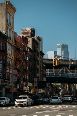 NEW YORK, ABD - 26 Eylül 2023: Eski binalar ve modern gökdelenlerin karışımının yer aldığı yoğun New York sokak sahnesi, kentlerin mimari çeşitliliğini gözler önüne seriyor.