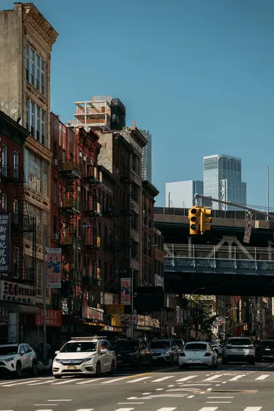 NEW YORK, ABD - 26 Eylül 2023: Eski binalar ve modern gökdelenlerin karışımının yer aldığı yoğun New York sokak sahnesi, kentlerin mimari çeşitliliğini gözler önüne seriyor.