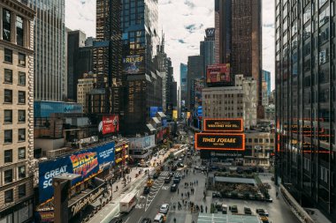 NEW YORK, ABD - SEPTEMBER 26. 2023: New York 'taki Times Meydanı' nın hareketli sokak manzarası, işlek caddeler, yüksek binalar ve parlak reklam panoları.
