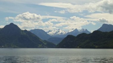 Arka planda karla kaplı dağlarla muhteşem İsviçre Alpleri 'nin ortasındaki sakin bir göl manzarası..