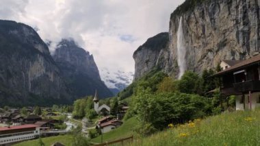 Güzel Alp köyü Lauterbrunnen. Kilisesi, yemyeşil bahçesi ve görkemli dağlara karşı yükselen bir şelalesi var..