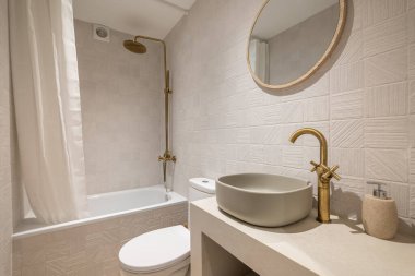 Bu şık banyo zarif altın aksesuarları olan minimalist bir tasarıma sahip, sakin bir atmosfer yaratıyor.