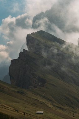 Puslu dağların nefes kesici manzarası rahat bir karavanla birleşmiş, doğanın çarpıcı güzelliğini gözler önüne seriyor.