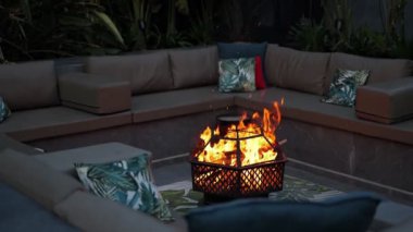 Çok şık bir açık hava ateş çukuru. Harika toplantılar ve rahatlatıcı akşamlar için mükemmel bir yer.