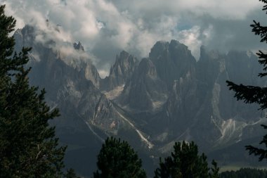 Bulutlara ve yüce güzelliğe bürünmüş nefes kesici Dolomitlerin büyüleyici ve mistik cazibesini keşfedin.